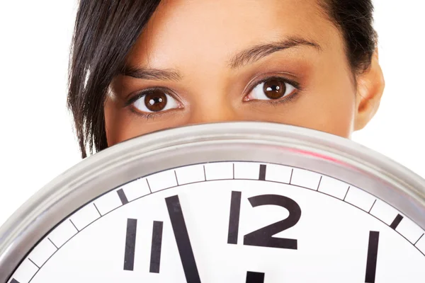 Retrato de mujer conmocionada con reloj — Foto de Stock