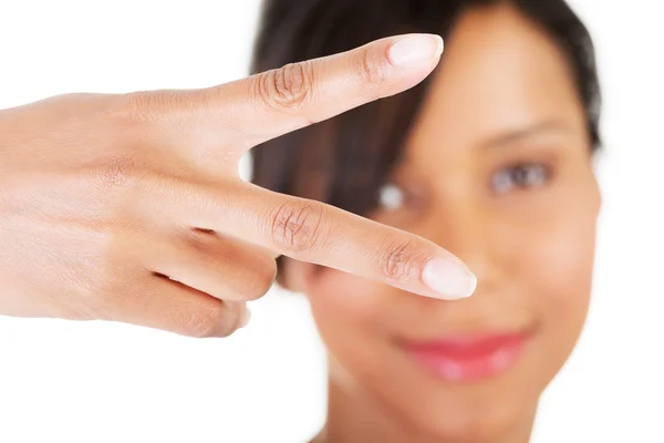 Feliz joven adolescente mostrando signo de victoria — Foto de Stock