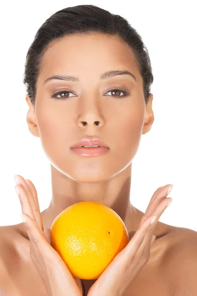 Νέοι όμορφη spa γυναίκα με πορτοκάλι στο χέρι — Φωτογραφία Αρχείου