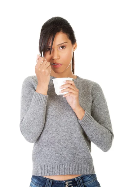 Mujer joven comiendo yogur como desayuno saludable o merienda . — Foto de Stock