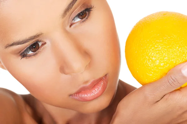 Junge schöne Wellness-Frau mit Orange in der Hand — Stockfoto