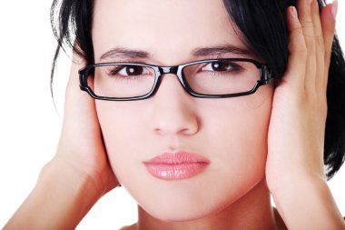 hayal kırıklığına uğramış genç kadın kulakları tutarak closeup