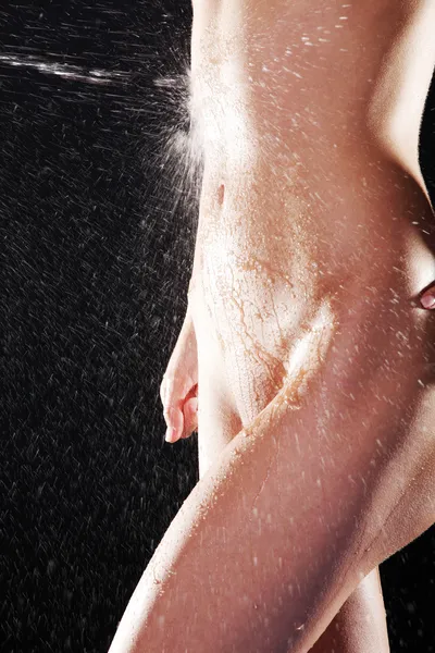 Éclaboussures d'eau sur le corps féminin nu en forme — Photo