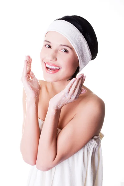 Mujer feliz está limpiando su cara — Foto de Stock