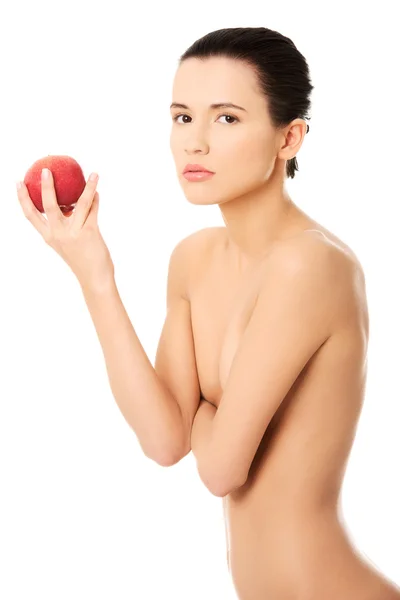 Hermosa mujer con limpia piel sana fresca sosteniendo manzana roja . — Foto de Stock