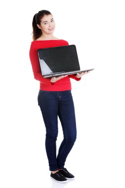 17 inç laptop tutan kadın