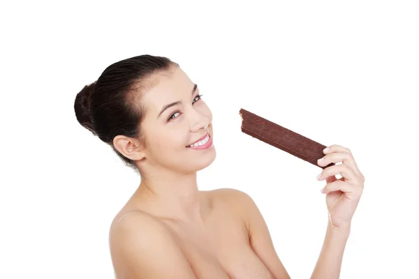 Feliz sorrindo mulher comendo waffle de chocolate — Fotografia de Stock