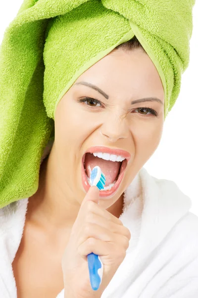 Menina adolescente feliz cantando para escova de dentes — Fotografia de Stock