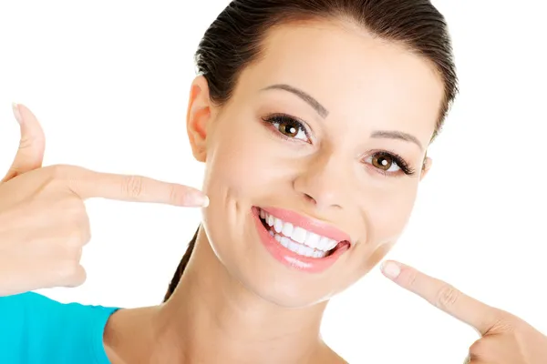 Frau zeigt ihre perfekten Zähne. — Stockfoto