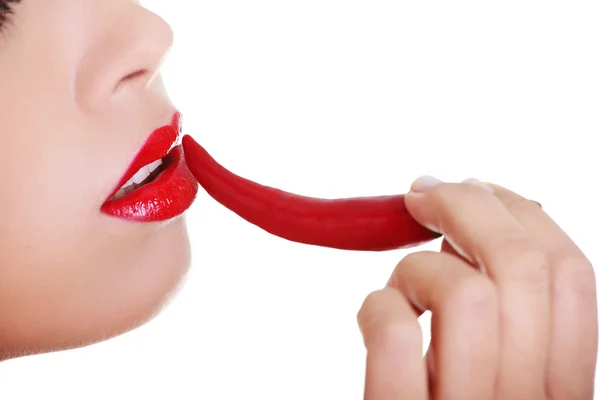 Mooie vrouw lippen met hete paprika — Stockfoto