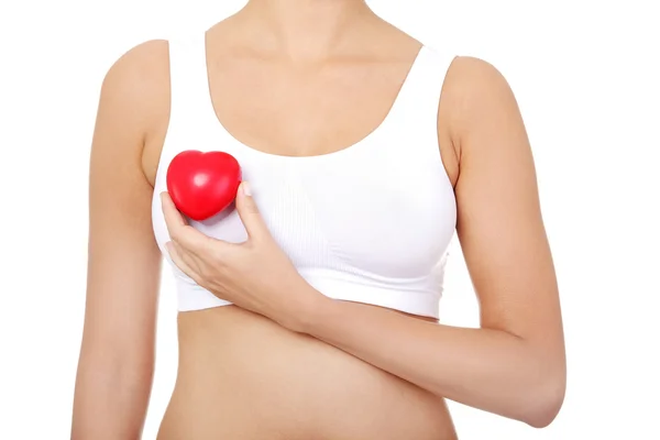 Ajuste torso feminino com brinquedo em forma de coração vermelho — Fotografia de Stock