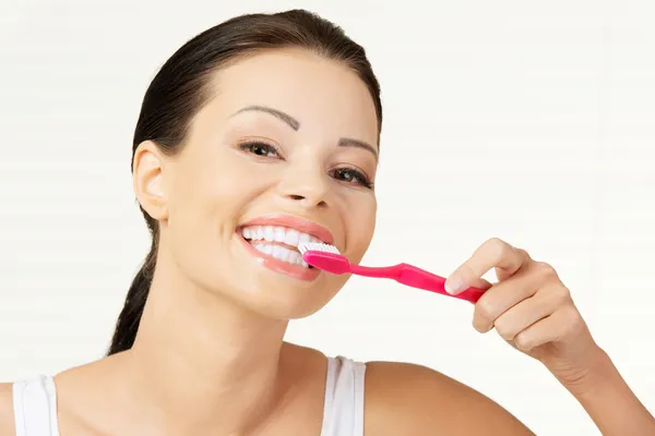 Mujer sosteniendo cepillo dental, aislado — Foto de Stock