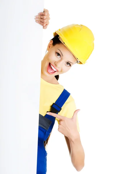 Trabalhadora da construção feminina com placa em branco — Fotografia de Stock