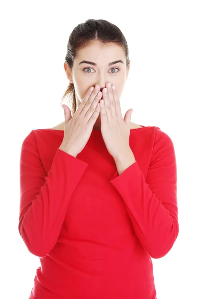 Mujer conmocionada cubriéndose la boca con las manos — Foto de Stock