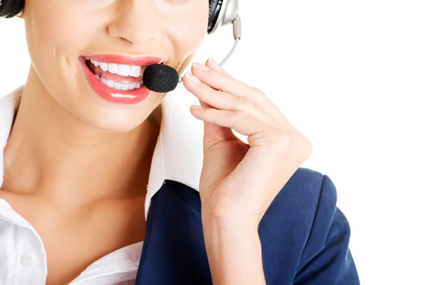 Hübsche Callcenter-Assistentin lächelt in die Kamera — Stockfoto