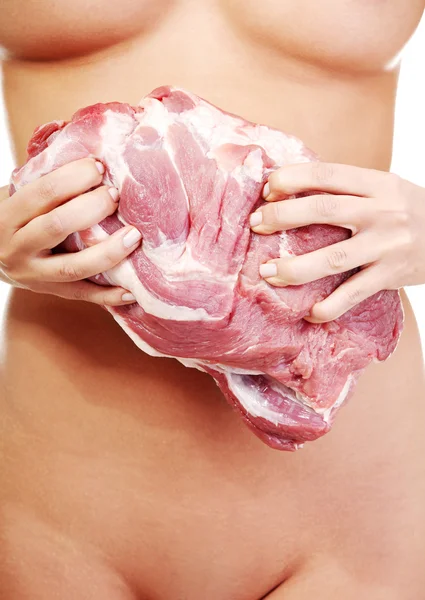 Nackte Frau hält großen Teil von rohem Fleisch — Stockfoto