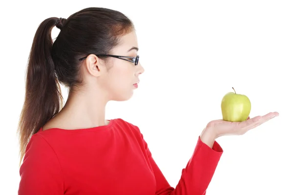 Junge Frau hält grünen frischen Apfel in der Hand — Stockfoto