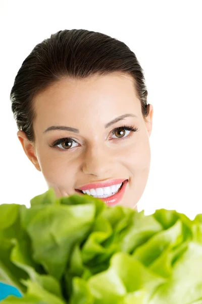 Ελκυστική καυκάσιος γυναίκα χαμογελώντας με salat — Φωτογραφία Αρχείου