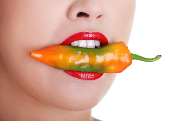 Wanita cantik bibir dengan paprika panas — Stok Foto