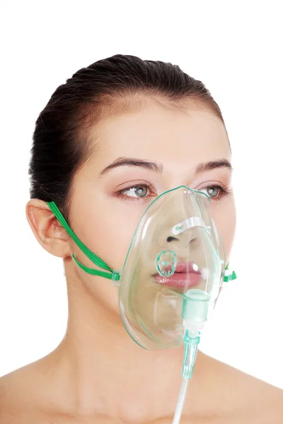 Malato paziente di sesso femminile con una maschera di ossigeno — Foto Stock