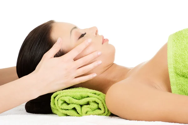 Mulher relaxada bonita gosta de receber massagem facial — Fotografia de Stock