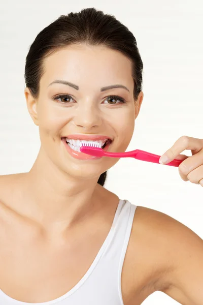 Mulher segurando escova de dentes, isolado — Fotografia de Stock