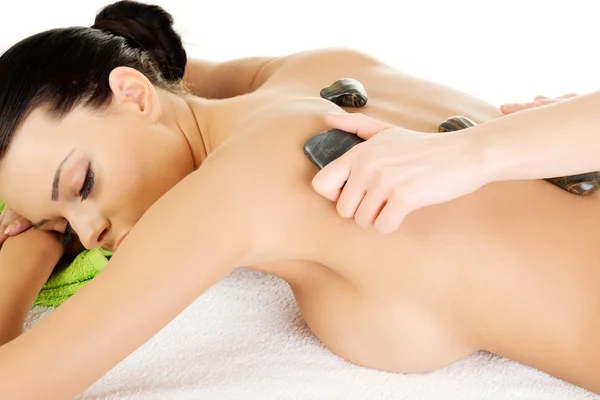 De vrouw van de schoonheid in de spa. Stone-massage. — Stockfoto