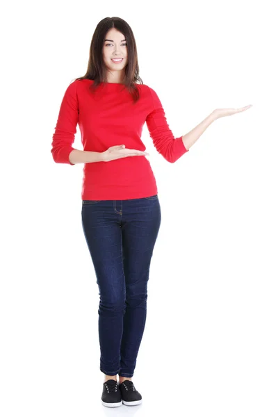 Young woman showing copy space — Stock Photo, Image