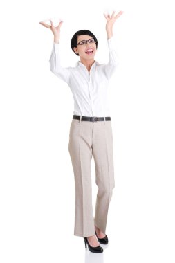 kadın soyut bir şey kafasının tutuyor.