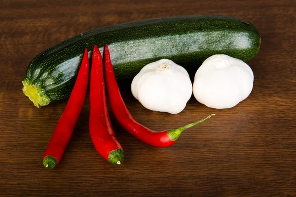 Courgette, garlik en rode hete chilie paprika — Stockfoto