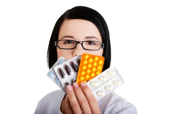 Arzt oder Krankenschwester mit verschreibungspflichtigen Medikamenten — Stockfoto