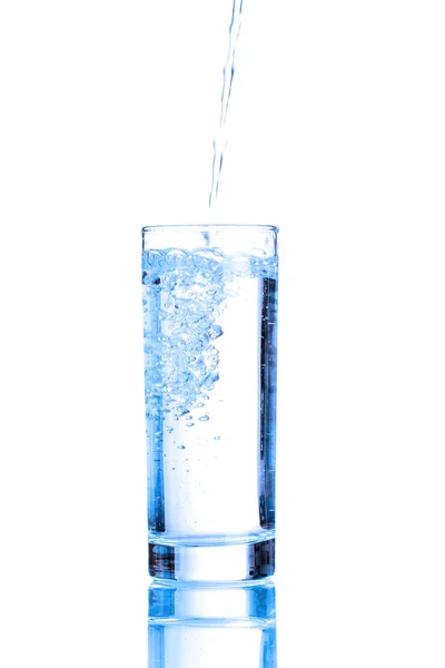Versare acqua su un bicchiere — Foto Stock