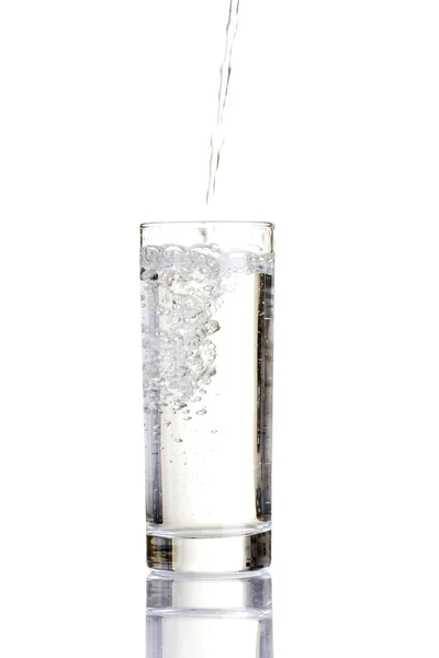 Water op een glas gieten — Stockfoto