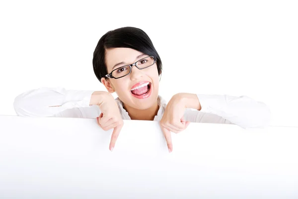 Joven mujer de negocios sonriente mostrando letrero en blanco —  Fotos de Stock