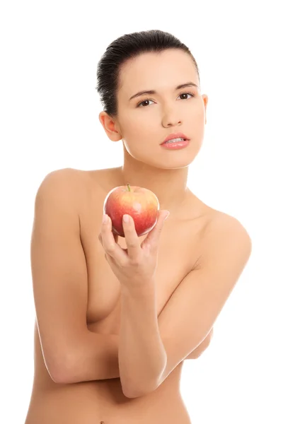 Hermosa mujer con limpia piel sana fresca sosteniendo manzana roja . — Foto de Stock