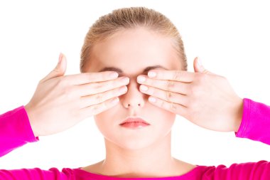 Genç teen kadın elleriyle yüzünü kaplayan