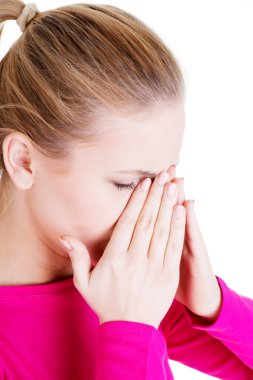 Sinüs basıncı ağrısı olan genç bir kadın.