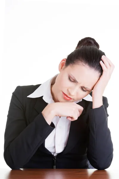 Triste femme d'affaires assise derrière le bureau — Photo