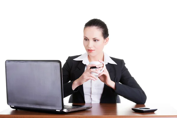 Schöne brünette Geschäftsfrau arbeitet am Laptop — Stockfoto