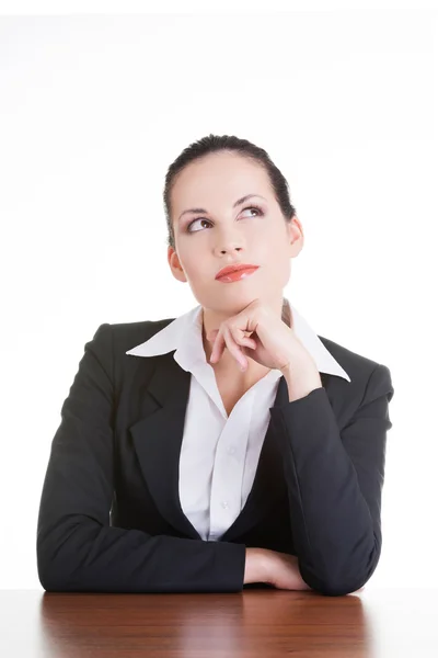 Ładny biznes kobieta siedzi przy biurku i myślenia — Zdjęcie stockowe