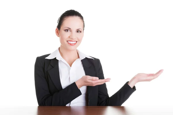 Mujer de negocios mostrando espacio de copia en su palma —  Fotos de Stock