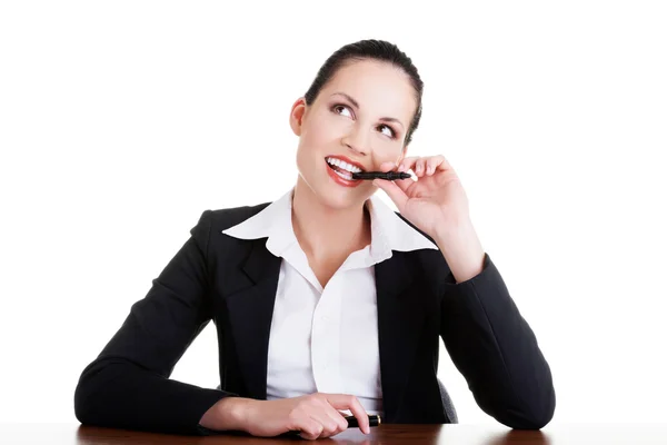 Mulher de negócios bonita em sentar-se na mesa e pensar — Fotografia de Stock