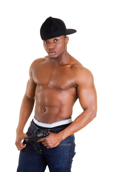 Afro Amerikalı bir adam elinde silahla durmuyor. — Stok fotoğraf