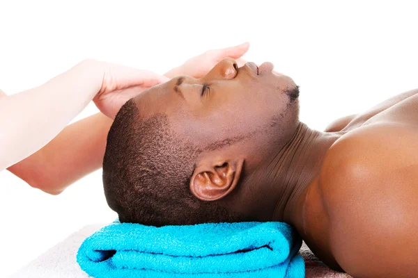 Nero uomo recaiving testa massaggio a spa . — Foto Stock