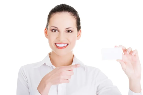 Красива усміхнена бізнес-леді з візитною карткою . — стокове фото