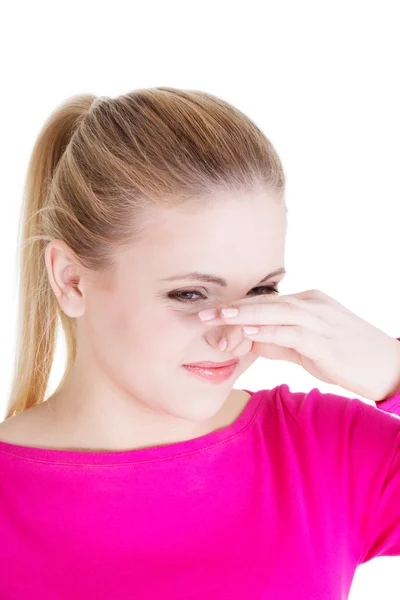Frau bedeckt Nase mit Hand und zeigt, dass etwas stinkt — Stockfoto