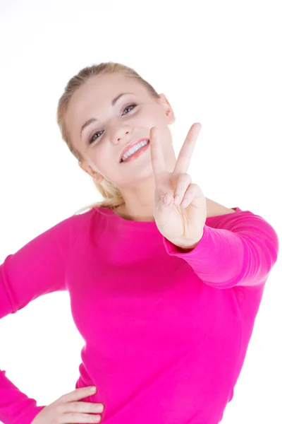 Счастливая девочка-подросток показывает знак победы — стоковое фото
