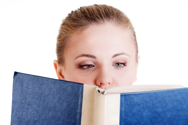 Menina lendo um livro — Fotografia de Stock