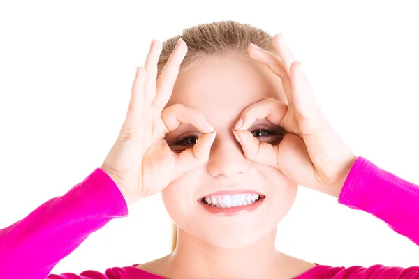 Jovem mulher olhando através imaginário binocular — Fotografia de Stock