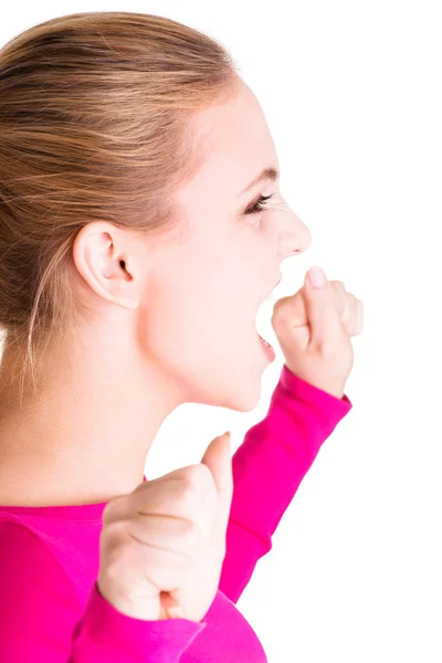 Boos vrouw schreeuwen en balde haar vuisten. — Stockfoto